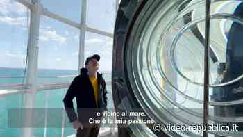 Bari, l'ultimo giorno del guardiano del faro prima della pensione. Ma in quattro raccolgono la sua eredità - Repubblica TV