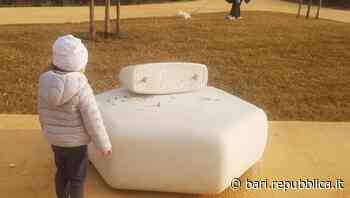 Bari, il parco Rossani già vandalizzato a una settimana dall'apertura: panchina divelta e scritte sull'installazione artistica - La Repubblica