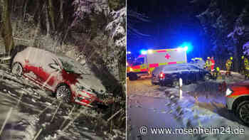 Auf spiegelglatter Fahrbahn: Auto kommt von Straße ab und landet in Wald