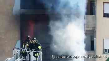 Crotone, incendio devasta un appartamento: non ci sono feriti - VIDEO - Gazzetta del Sud - Edizione Catanzaro, Crotone, Vibo
