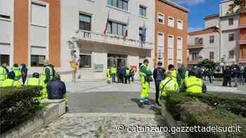 Rifiuti a Crotone, si fermano 102 lavoratori. Amministrazione sotto accusa - Gazzetta del Sud - Edizione Catanzaro, Crotone, Vibo