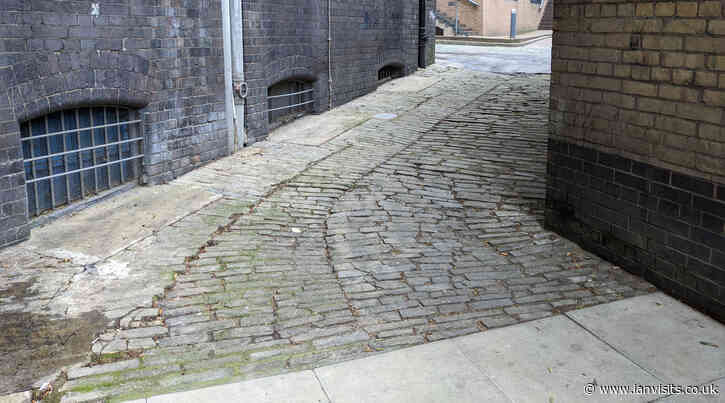London’s Alleys: Bath Court, EC1