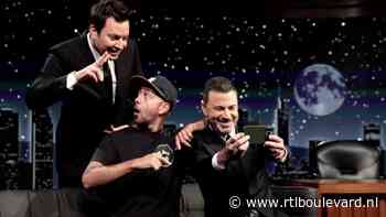 Amerikaanse talkshowhosts halen 1 april-grap uit met Boulevard-reporter - RTL Boulevard