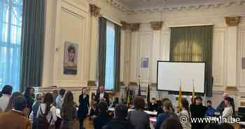 Stad onthaalt vluchtelingen, gastgezinnen en diensten op stadhuis - Het Laatste Nieuws