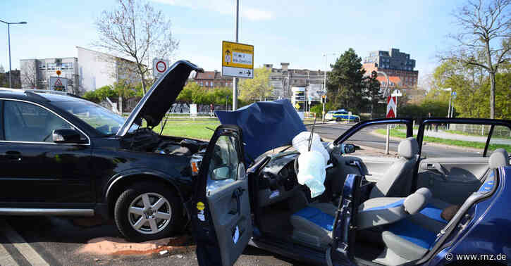 Mannheim:  Vier Personen nach schwerem Unfall verletzt