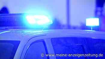 Mann filmt Frau auf der Toilette