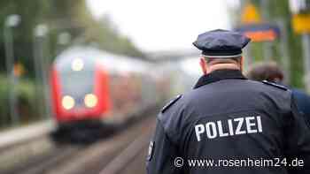 Mann mutmaßlich von zwei Tätern mit Waffe bedroht - Polizei rückt mit Großaufgebot an