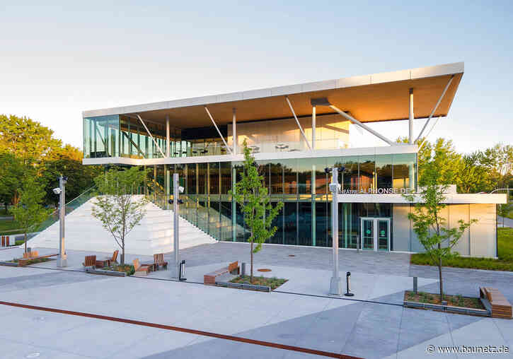 Mit Blick auf den Sankt-Lorenz-Strom
 - Theater und Konzerthaus in Repentigny von fabg