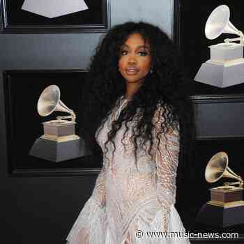 SZA uses crutches during Grammys after injuring ankle