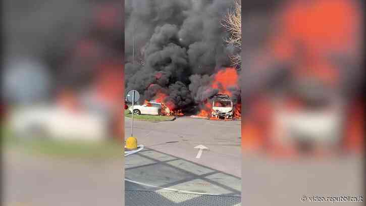 A fuoco otto auto nel parcheggio davanti alla stazione di Melzo: le fiamme riprese dai pendolari - Repubblica TV