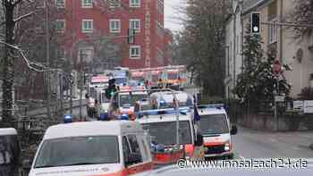 Lebensrettend im Katastrophenfall: Einsatzfahrzeuge bilden in Haag eine Kolonne