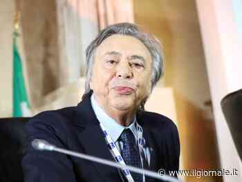 La frase choc di Freccero: "Morti che tirano fuori la testa per fumare..."