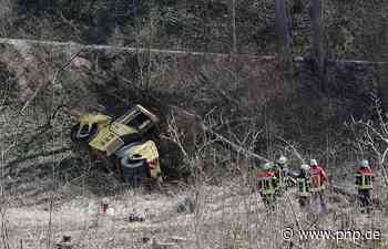 Straßenwalze stürzt Abhang hinunter: Fahrer verletzt - Passauer Neue Presse - PNP.de