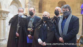El Coro del Yacente recibe el Bombardino de Oro de las Capas Pardas - Zamora 24 Horas