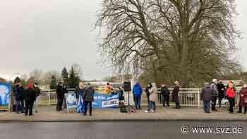 Solidarität mit der Ukraine: Mahnwache in Parchim für den Frieden - svz – Schweriner Volkszeitung