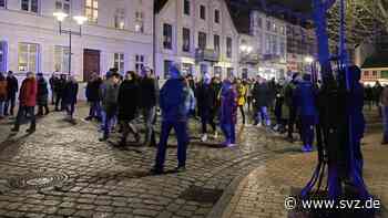 Protest gegen Impfplicht: Zahl der Teilnehmer an Corona-Protest in Parchim steigt weiter an - svz – Schweriner Volkszeitung
