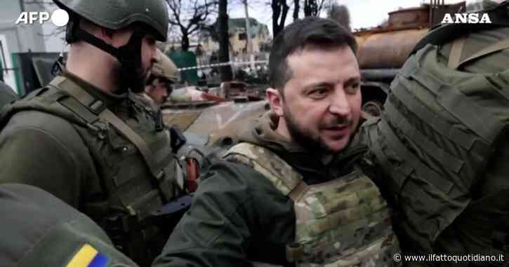 Guerra Russia-Ucraina, Zelensky a Bucha dopo la scoperta del massacro dei civili: la visita tra veicoli militari abbandonati e macerie – Video