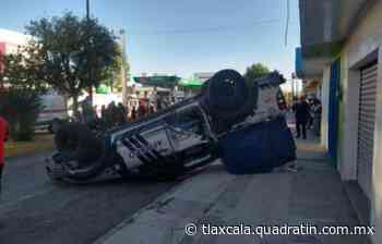 Responsable de accidente patrulla de Apizaco, se pasó el alto y volcó a combis - Quadratín Tlaxcala