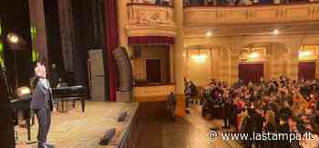 Baglioni fa impazzire Vercelli: il Civico scatenato allo storico concerto del cantautore romano - La Stampa