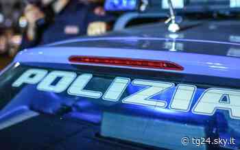 Vercelli, sottrae chiavi bar a fidanzata e ruba cassa: due denunciati - Sky Tg24