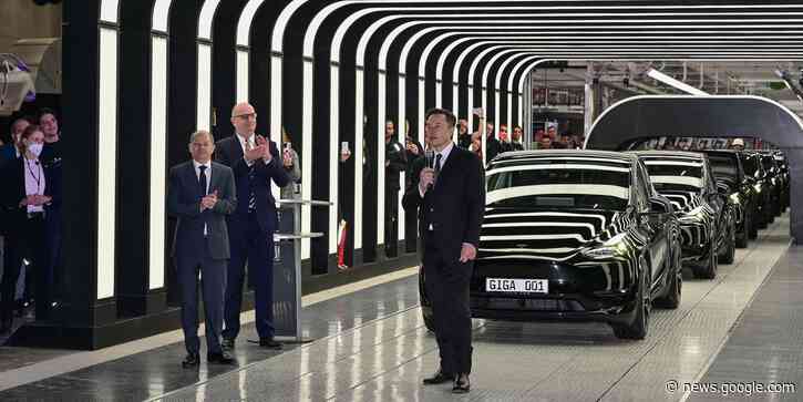 Elon Musk Takes Surprise 9% Stake in Twitter, Sending Shares Higher - The Wall Street Journal