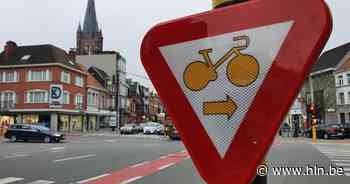 Door dit verkeersbord mogen fietsers in Eeklo door het rood licht rijden: ontdek hier de nieuwe regels - Het Laatste Nieuws