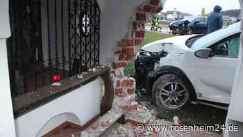 Auto kracht in renovierte Kapelle am Doktorberg und durchbricht Mauer