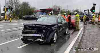 Drie lichtgewonden bij botsing op kruispunt in Tielt - Het Laatste Nieuws