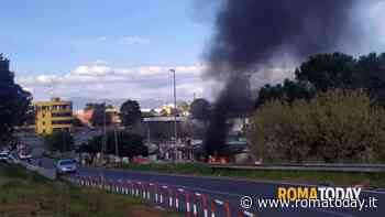 Incendio via Salviati: rifiuti in fiamme a bordo strada