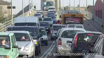 Viabilità a Modena. Il caso: corse, sgasate, inversioni La dura vita dei pedoni in viale Ciro Menotti - La Gazzetta di Modena