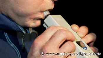 Mann am Steuer trinkt Bier während der Fahrt