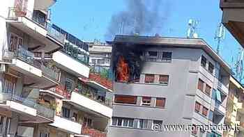 Incendio in appartamento, le fiamme partite da un phon: evacuati i residenti. Ferito un uomo