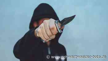 Zeugen gesucht: Unbekannter beklaut und bedroht 22-Jährigen in Nagold