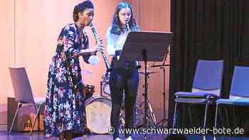 Ohne Beschränkungen: Schüler und Lehrer musizieren in Nagold gemeinsam auf der Bühne