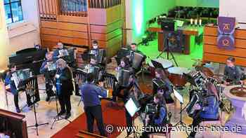 Dirigent überrascht: Harmonika-Orchester Jettingen spielt Friedenslied aus der Ukraine