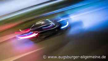 Unfall auf B17: Sportwagenfahrer geht während der Flucht der Sprit aus