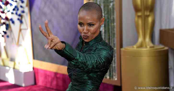 “L’alopecia non è leucemia, mettiti una parrucca se ti dà fastidio”: polemiche per le parole di Bill Maher su Jada Pinkett Smith