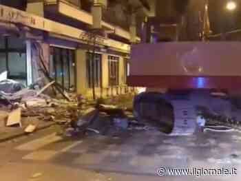 Escavatore cingolato per rapinare la banca