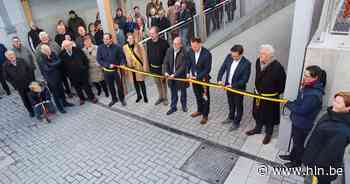 Prominenten openen vernieuwde Stationsplein in Beernem - Het Laatste Nieuws