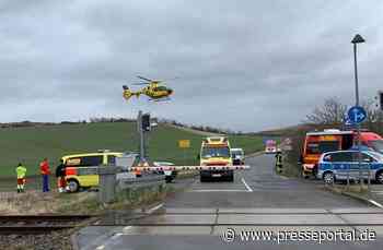 BPOLI EF: Person bei Bahnübergangsunfall schwer verletzt