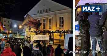 250 Menschen bei Lichterkette in Wittenberge: Polizei erteilt Platzverweis - Märkische Allgemeine Zeitung