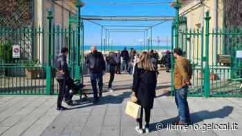 Livorno, in fila all'alba per la cabina e l'ombrellone: «Qui dalle 7 per non perdere quel lettino» - Il Tirreno