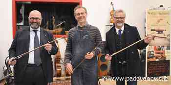 L’arco diventa protagonista: il presidente Bui visita il laboratorio di Walter Barbiero maestro archettaio - Padova News