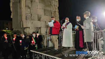 Dall’Arco di Augusto in silenzio fino al Duomo, una folla in preghiera per l'Ucraina - RiminiToday