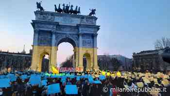 In 10mila all'Arco della Pace con il Comune. Sala: "Milano sarà ostello per i profughi" - La Repubblica