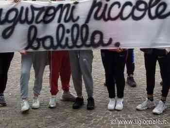 "Auguri piccole balilla". Polemica per lo striscione al battesimo