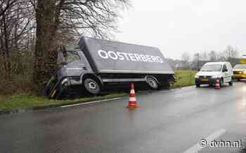 Vrachtwagen belandt in sloot op N373 bij Roderesch. Weg is komende uren afgesloten - Dagblad van het Noorden