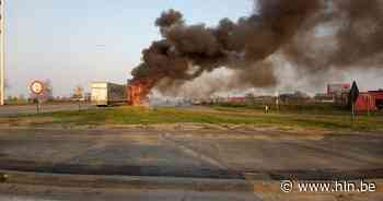 Vrachtwagen brandt uit op E34, rookpluim van ver te zien - Het Laatste Nieuws
