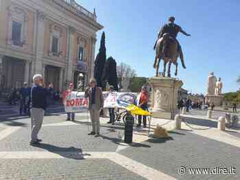 In Campidoglio la protesta dei pendolari della Roma-Lido: "Ma quale città dei 15 minuti..." - Dire
