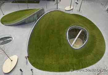 Mensa unter grünem, begehbaren Hügel mit Schaumglas gedämmt